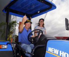O governador Carlos Massa Ratinho Junior entregou nesta quinta-feira (06), durante o Show Rural, em Cascavel, as chaves de mais um trator do programa Trator Solidário. Os beneficiados foram o criador de vacas de leite Roque Selzler e sua mulher, Leonete, moradores de Pato Bragado. - Cascavel, 06/02/2020 -  Foto: Gilson Abreu/AEN
