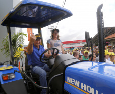 O governador Carlos Massa Ratinho Junior entregou nesta quinta-feira (06), durante o Show Rural, em Cascavel, as chaves de mais um trator do programa Trator Solidário. Os beneficiados foram o criador de vacas de leite Roque Selzler e sua mulher, Leonete, moradores de Pato Bragado. - Cascavel, 06/02/2020 -  Foto: Gilson Abreu/AEN