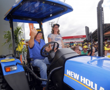 O governador Carlos Massa Ratinho Junior entregou nesta quinta-feira (06), durante o Show Rural, em Cascavel, as chaves de mais um trator do programa Trator Solidário. Os beneficiados foram o criador de vacas de leite Roque Selzler e sua mulher, Leonete, moradores de Pato Bragado. - Cascavel, 06/02/2020 -  Foto: Gilson Abreu/AEN