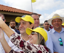 O governador Carlos Massa Ratinho Junior entregou nesta quinta-feira (06), durante o Show Rural, em Cascavel, as chaves de mais um trator do programa Trator Solidário. Os beneficiados foram o criador de vacas de leite Roque Selzler e sua mulher, Leonete, moradores de Pato Bragado. - Cascavel, 06/02/2020 -  Foto: Gilson Abreu/AEN