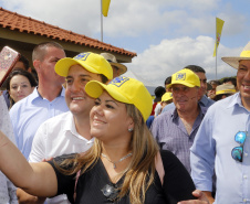 O governador Carlos Massa Ratinho Junior entregou nesta quinta-feira (06), durante o Show Rural, em Cascavel, as chaves de mais um trator do programa Trator Solidário. Os beneficiados foram o criador de vacas de leite Roque Selzler e sua mulher, Leonete, moradores de Pato Bragado. - Cascavel, 06/02/2020 -  Foto: Gilson Abreu/AEN