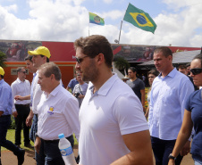 O governador Carlos Massa Ratinho Junior entregou nesta quinta-feira (06), durante o Show Rural, em Cascavel, as chaves de mais um trator do programa Trator Solidário. Os beneficiados foram o criador de vacas de leite Roque Selzler e sua mulher, Leonete, moradores de Pato Bragado. - Cascavel, 06/02/2020 -  Foto: Gilson Abreu/AEN