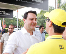 O governador Carlos Massa Ratinho Junior entregou nesta quinta-feira (06), durante o Show Rural, em Cascavel, as chaves de mais um trator do programa Trator Solidário. Os beneficiados foram o criador de vacas de leite Roque Selzler e sua mulher, Leonete, moradores de Pato Bragado. - Cascavel, 06/02/2020 - Foto: Rodrigo Félix Leal/AEN