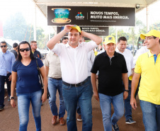O governador Carlos Massa Ratinho Junior entregou nesta quinta-feira (06), durante o Show Rural, em Cascavel, as chaves de mais um trator do programa Trator Solidário. Os beneficiados foram o criador de vacas de leite Roque Selzler e sua mulher, Leonete, moradores de Pato Bragado. - Cascavel, 06/02/2020 - Foto: Rodrigo Félix Leal/AEN
