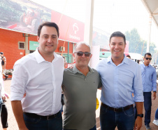O governador Carlos Massa Ratinho Junior entregou nesta quinta-feira (06), durante o Show Rural, em Cascavel, as chaves de mais um trator do programa Trator Solidário. Os beneficiados foram o criador de vacas de leite Roque Selzler e sua mulher, Leonete, moradores de Pato Bragado. - Cascavel, 06/02/2020 - Foto: Rodrigo Félix Leal/AEN