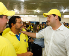 O governador Carlos Massa Ratinho Junior entregou nesta quinta-feira (06), durante o Show Rural, em Cascavel, as chaves de mais um trator do programa Trator Solidário. Os beneficiados foram o criador de vacas de leite Roque Selzler e sua mulher, Leonete, moradores de Pato Bragado. - Cascavel, 06/02/2020 - Foto: Rodrigo Félix Leal/AEN