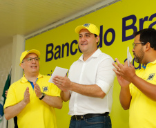 O governador Carlos Massa Ratinho Junior entregou nesta quinta-feira (06), durante o Show Rural, em Cascavel, as chaves de mais um trator do programa Trator Solidário. Os beneficiados foram o criador de vacas de leite Roque Selzler e sua mulher, Leonete, moradores de Pato Bragado. - Cascavel, 06/02/2020 - Foto: Rodrigo Félix Leal/AEN
