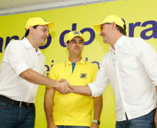 O governador Carlos Massa Ratinho Junior entregou nesta quinta-feira (06), durante o Show Rural, em Cascavel, as chaves de mais um trator do programa Trator Solidário. Os beneficiados foram o criador de vacas de leite Roque Selzler e sua mulher, Leonete, moradores de Pato Bragado. - Cascavel, 06/02/2020 - Foto: Rodrigo Félix Leal/AEN