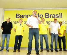 O governador Carlos Massa Ratinho Junior entregou nesta quinta-feira (06), durante o Show Rural, em Cascavel, as chaves de mais um trator do programa Trator Solidário. Os beneficiados foram o criador de vacas de leite Roque Selzler e sua mulher, Leonete, moradores de Pato Bragado. - Cascavel, 06/02/2020 - Foto: Rodrigo Félix Leal/AEN