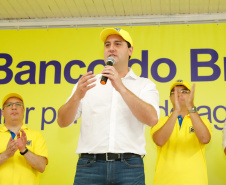 O governador Carlos Massa Ratinho Junior entregou nesta quinta-feira (06), durante o Show Rural, em Cascavel, as chaves de mais um trator do programa Trator Solidário. Os beneficiados foram o criador de vacas de leite Roque Selzler e sua mulher, Leonete, moradores de Pato Bragado. - Cascavel, 06/02/2020 - Foto: Rodrigo Félix Leal/AEN