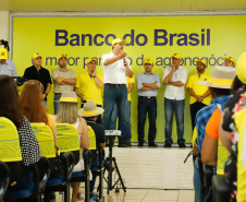 O governador Carlos Massa Ratinho Junior entregou nesta quinta-feira (06), durante o Show Rural, em Cascavel, as chaves de mais um trator do programa Trator Solidário. Os beneficiados foram o criador de vacas de leite Roque Selzler e sua mulher, Leonete, moradores de Pato Bragado. - Cascavel, 06/02/2020 - Foto: Rodrigo Félix Leal/AEN