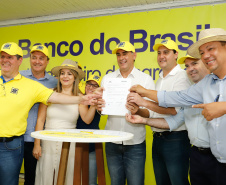 O governador Carlos Massa Ratinho Junior entregou nesta quinta-feira (06), durante o Show Rural, em Cascavel, as chaves de mais um trator do programa Trator Solidário. Os beneficiados foram o criador de vacas de leite Roque Selzler e sua mulher, Leonete, moradores de Pato Bragado. - Cascavel, 06/02/2020 - Foto: Rodrigo Félix Leal/AEN