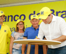 O governador Carlos Massa Ratinho Junior entregou nesta quinta-feira (06), durante o Show Rural, em Cascavel, as chaves de mais um trator do programa Trator Solidário. Os beneficiados foram o criador de vacas de leite Roque Selzler e sua mulher, Leonete, moradores de Pato Bragado. - Cascavel, 06/02/2020 - Foto: Rodrigo Félix Leal/AEN