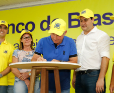 O governador Carlos Massa Ratinho Junior entregou nesta quinta-feira (06), durante o Show Rural, em Cascavel, as chaves de mais um trator do programa Trator Solidário. Os beneficiados foram o criador de vacas de leite Roque Selzler e sua mulher, Leonete, moradores de Pato Bragado. - Cascavel, 06/02/2020 - Foto: Rodrigo Félix Leal/AEN