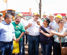 O governador Carlos Massa Ratinho Junior entregou nesta quinta-feira (06), durante o Show Rural, em Cascavel, as chaves de mais um trator do programa Trator Solidário. Os beneficiados foram o criador de vacas de leite Roque Selzler e sua mulher, Leonete, moradores de Pato Bragado. - Cascavel, 06/02/2020 - Foto: Rodrigo Félix Leal/AEN