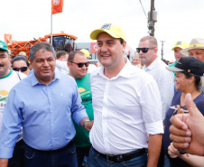 O governador Carlos Massa Ratinho Junior entregou nesta quinta-feira (06), durante o Show Rural, em Cascavel, as chaves de mais um trator do programa Trator Solidário. Os beneficiados foram o criador de vacas de leite Roque Selzler e sua mulher, Leonete, moradores de Pato Bragado. - Cascavel, 06/02/2020 - Foto: Rodrigo Félix Leal/AEN