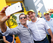 O governador Carlos Massa Ratinho Junior entregou nesta quinta-feira (06), durante o Show Rural, em Cascavel, as chaves de mais um trator do programa Trator Solidário. Os beneficiados foram o criador de vacas de leite Roque Selzler e sua mulher, Leonete, moradores de Pato Bragado. - Cascavel, 06/02/2020 - Foto: Rodrigo Félix Leal/AEN