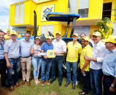 O governador Carlos Massa Ratinho Junior entregou nesta quinta-feira (06), durante o Show Rural, em Cascavel, as chaves de mais um trator do programa Trator Solidário. Os beneficiados foram o criador de vacas de leite Roque Selzler e sua mulher, Leonete, moradores de Pato Bragado. - Cascavel, 06/02/2020 - Foto: Rodrigo Félix Leal/AEN