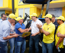 O governador Carlos Massa Ratinho Junior entregou nesta quinta-feira (06), durante o Show Rural, em Cascavel, as chaves de mais um trator do programa Trator Solidário. Os beneficiados foram o criador de vacas de leite Roque Selzler e sua mulher, Leonete, moradores de Pato Bragado. - Cascavel, 06/02/2020 - Foto: Rodrigo Félix Leal/AEN