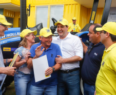 O governador Carlos Massa Ratinho Junior entregou nesta quinta-feira (06), durante o Show Rural, em Cascavel, as chaves de mais um trator do programa Trator Solidário. Os beneficiados foram o criador de vacas de leite Roque Selzler e sua mulher, Leonete, moradores de Pato Bragado. - Cascavel, 06/02/2020 - Foto: Rodrigo Félix Leal/AEN