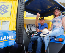 O governador Carlos Massa Ratinho Junior entregou nesta quinta-feira (06), durante o Show Rural, em Cascavel, as chaves de mais um trator do programa Trator Solidário. Os beneficiados foram o criador de vacas de leite Roque Selzler e sua mulher, Leonete, moradores de Pato Bragado. - Cascavel, 06/02/2020 - Foto: Rodrigo Félix Leal/AEN