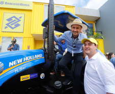O governador Carlos Massa Ratinho Junior entregou nesta quinta-feira (06), durante o Show Rural, em Cascavel, as chaves de mais um trator do programa Trator Solidário. Os beneficiados foram o criador de vacas de leite Roque Selzler e sua mulher, Leonete, moradores de Pato Bragado. - Cascavel, 06/02/2020 - Foto: Rodrigo Félix Leal/AEN