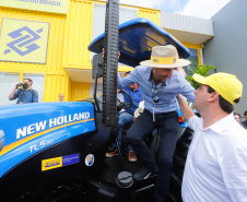 O governador Carlos Massa Ratinho Junior entregou nesta quinta-feira (06), durante o Show Rural, em Cascavel, as chaves de mais um trator do programa Trator Solidário. Os beneficiados foram o criador de vacas de leite Roque Selzler e sua mulher, Leonete, moradores de Pato Bragado. - Cascavel, 06/02/2020 - Foto: Rodrigo Félix Leal/AEN