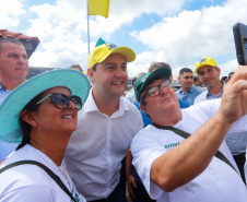 O governador Carlos Massa Ratinho Junior entregou nesta quinta-feira (06), durante o Show Rural, em Cascavel, as chaves de mais um trator do programa Trator Solidário. Os beneficiados foram o criador de vacas de leite Roque Selzler e sua mulher, Leonete, moradores de Pato Bragado. - Cascavel, 06/02/2020 - Foto: Rodrigo Félix Leal/AEN