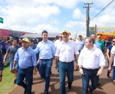 O governador Carlos Massa Ratinho Junior entregou nesta quinta-feira (06), durante o Show Rural, em Cascavel, as chaves de mais um trator do programa Trator Solidário. Os beneficiados foram o criador de vacas de leite Roque Selzler e sua mulher, Leonete, moradores de Pato Bragado. - Cascavel, 06/02/2020 - Foto: Rodrigo Félix Leal/AEN
