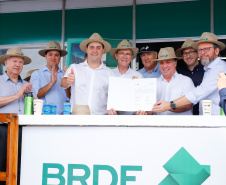 Recursos foram anunciados no Show Rural. São R$ 30 milhões para reativar unidade, que terá capacidade de abater 200 mil aves/dia e abrirá cerca de dois mil novos postos de trabalho. Além disso, outros R$ 76 milhões destinados para sete cooperativas do Estado.  - Cascavel, 06/02/2020  -  Foto: Rodrigo Félix Leal/AEN