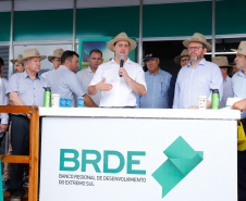 Recursos foram anunciados no Show Rural. São R$ 30 milhões para reativar unidade, que terá capacidade de abater 200 mil aves/dia e abrirá cerca de dois mil novos postos de trabalho. Além disso, outros R$ 76 milhões destinados para sete cooperativas do Estado.  - Cascavel, 06/02/2020  -  Foto: Rodrigo Félix Leal/AEN