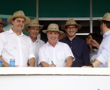 Recursos foram anunciados no Show Rural. São R$ 30 milhões para reativar unidade, que terá capacidade de abater 200 mil aves/dia e abrirá cerca de dois mil novos postos de trabalho. Além disso, outros R$ 76 milhões destinados para sete cooperativas do Estado. Foto: Gilson Abreu/AEN