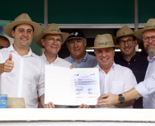 Recursos foram anunciados no Show Rural. São R$ 30 milhões para reativar unidade, que terá capacidade de abater 200 mil aves/dia e abrirá cerca de dois mil novos postos de trabalho. Além disso, outros R$ 76 milhões destinados para sete cooperativas do Estado. Foto: Gilson Abreu/AEN