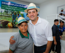 O governador Carlos Massa Ratinho Junior apresentou nesta quinta-feira (6) ao setor cooperativista o programa Descomplica Rural, criado para facilitar a emissão de licenciamentos ambientais. O objetivo é induzir o desenvolvimento sustentável com metodologia mais moderna, e permitir a geração de novos negócios e mais empregos no setor. A exposição detalhada das mudanças aconteceu na Casa Paraná Cooperativo, no Show Rural, em Cascavel.