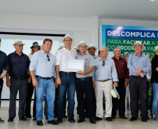 O governador Carlos Massa Ratinho Junior apresentou nesta quinta-feira (6) ao setor cooperativista o programa Descomplica Rural, criado para facilitar a emissão de licenciamentos ambientais. O objetivo é induzir o desenvolvimento sustentável com metodologia mais moderna, e permitir a geração de novos negócios e mais empregos no setor. A exposição detalhada das mudanças aconteceu na Casa Paraná Cooperativo, no Show Rural, em Cascavel.