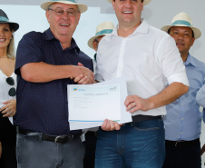 O governador Carlos Massa Ratinho Junior apresentou nesta quinta-feira (6) ao setor cooperativista o programa Descomplica Rural, criado para facilitar a emissão de licenciamentos ambientais. O objetivo é induzir o desenvolvimento sustentável com metodologia mais moderna, e permitir a geração de novos negócios e mais empregos no setor. A exposição detalhada das mudanças aconteceu na Casa Paraná Cooperativo, no Show Rural, em Cascavel.