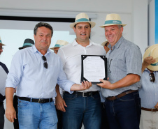 O governador Carlos Massa Ratinho Junior apresentou nesta quinta-feira (6) ao setor cooperativista o programa Descomplica Rural, criado para facilitar a emissão de licenciamentos ambientais. O objetivo é induzir o desenvolvimento sustentável com metodologia mais moderna, e permitir a geração de novos negócios e mais empregos no setor. A exposição detalhada das mudanças aconteceu na Casa Paraná Cooperativo, no Show Rural, em Cascavel.
