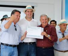 O governador Carlos Massa Ratinho Junior apresentou nesta quinta-feira (6) ao setor cooperativista o programa Descomplica Rural, criado para facilitar a emissão de licenciamentos ambientais. O objetivo é induzir o desenvolvimento sustentável com metodologia mais moderna, e permitir a geração de novos negócios e mais empregos no setor. A exposição detalhada das mudanças aconteceu na Casa Paraná Cooperativo, no Show Rural, em Cascavel.