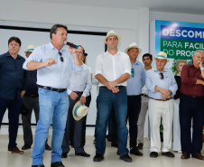 O governador Carlos Massa Ratinho Junior apresentou nesta quinta-feira (6) ao setor cooperativista o programa Descomplica Rural, criado para facilitar a emissão de licenciamentos ambientais. O objetivo é induzir o desenvolvimento sustentável com metodologia mais moderna, e permitir a geração de novos negócios e mais empregos no setor. A exposição detalhada das mudanças aconteceu na Casa Paraná Cooperativo, no Show Rural, em Cascavel.