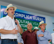 O governador Carlos Massa Ratinho Junior apresentou nesta quinta-feira (6) ao setor cooperativista o programa Descomplica Rural, criado para facilitar a emissão de licenciamentos ambientais. O objetivo é induzir o desenvolvimento sustentável com metodologia mais moderna, e permitir a geração de novos negócios e mais empregos no setor. A exposição detalhada das mudanças aconteceu na Casa Paraná Cooperativo, no Show Rural, em Cascavel.