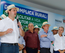 O governador Carlos Massa Ratinho Junior apresentou nesta quinta-feira (6) ao setor cooperativista o programa Descomplica Rural, criado para facilitar a emissão de licenciamentos ambientais. O objetivo é induzir o desenvolvimento sustentável com metodologia mais moderna, e permitir a geração de novos negócios e mais empregos no setor. A exposição detalhada das mudanças aconteceu na Casa Paraná Cooperativo, no Show Rural, em Cascavel.