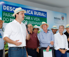 O governador Carlos Massa Ratinho Junior apresentou nesta quinta-feira (6) ao setor cooperativista o programa Descomplica Rural, criado para facilitar a emissão de licenciamentos ambientais. O objetivo é induzir o desenvolvimento sustentável com metodologia mais moderna, e permitir a geração de novos negócios e mais empregos no setor. A exposição detalhada das mudanças aconteceu na Casa Paraná Cooperativo, no Show Rural, em Cascavel.