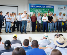 O governador Carlos Massa Ratinho Junior apresentou nesta quinta-feira (6) ao setor cooperativista o programa Descomplica Rural, criado para facilitar a emissão de licenciamentos ambientais. O objetivo é induzir o desenvolvimento sustentável com metodologia mais moderna, e permitir a geração de novos negócios e mais empregos no setor. A exposição detalhada das mudanças aconteceu na Casa Paraná Cooperativo, no Show Rural, em Cascavel.