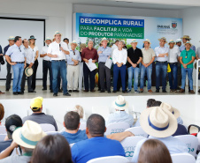 O governador Carlos Massa Ratinho Junior apresentou nesta quinta-feira (6) ao setor cooperativista o programa Descomplica Rural, criado para facilitar a emissão de licenciamentos ambientais. O objetivo é induzir o desenvolvimento sustentável com metodologia mais moderna, e permitir a geração de novos negócios e mais empregos no setor. A exposição detalhada das mudanças aconteceu na Casa Paraná Cooperativo, no Show Rural, em Cascavel.