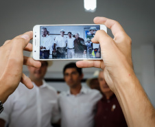 O governador Carlos Massa Ratinho Junior apresentou nesta quinta-feira (6) ao setor cooperativista o programa Descomplica Rural, criado para facilitar a emissão de licenciamentos ambientais. O objetivo é induzir o desenvolvimento sustentável com metodologia mais moderna, e permitir a geração de novos negócios e mais empregos no setor. A exposição detalhada das mudanças aconteceu na Casa Paraná Cooperativo, no Show Rural, em Cascavel.