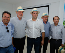 O governador Carlos Massa Ratinho Junior apresentou nesta quinta-feira (6) ao setor cooperativista o programa Descomplica Rural, criado para facilitar a emissão de licenciamentos ambientais. O objetivo é induzir o desenvolvimento sustentável com metodologia mais moderna, e permitir a geração de novos negócios e mais empregos no setor. A exposição detalhada das mudanças aconteceu na Casa Paraná Cooperativo, no Show Rural, em Cascavel.