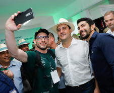 O governador Carlos Massa Ratinho Junior apresentou nesta quinta-feira (6) ao setor cooperativista o programa Descomplica Rural, criado para facilitar a emissão de licenciamentos ambientais. O objetivo é induzir o desenvolvimento sustentável com metodologia mais moderna, e permitir a geração de novos negócios e mais empregos no setor. A exposição detalhada das mudanças aconteceu na Casa Paraná Cooperativo, no Show Rural, em Cascavel.