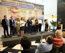 A Biblioteca Pública do Paraná (BPP) recebe nesta terça-feira (06) a mais moderna tecnologia de visão artificial do mundo, que beneficiará cegos e pessoas com visão reduzida
