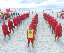Os 35 formandos do Curso de Guarda-Vidas turma 2019/2020 festejaram nesta quinta-feira (06/02), em Matinhos (PR), a conclusão de um dos cursos mais desejados do Corpo de Bombeiros. Na cerimônia eles receberam o apito e a camisa do uniforme de guarda-vidas, itens que comprovam a aptidão dos bombeiros militares para atuar em resgates em meio líquido. - Curitiba, 06/02/2020  - Foto: Divulgação SESP