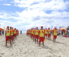 Os 35 formandos do Curso de Guarda-Vidas turma 2019/2020 festejaram nesta quinta-feira (06/02), em Matinhos (PR), a conclusão de um dos cursos mais desejados do Corpo de Bombeiros. Na cerimônia eles receberam o apito e a camisa do uniforme de guarda-vidas, itens que comprovam a aptidão dos bombeiros militares para atuar em resgates em meio líquido. - Curitiba, 06/02/2020  - Foto: Divulgação SESP